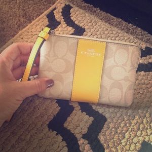 ❤️SOLD❤️Coach small wristlet